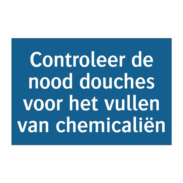 Controleer de nood douches voor het vullen van chemicaliën