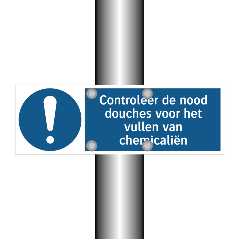 Controleer de nood douches voor het vullen van chemicaliën